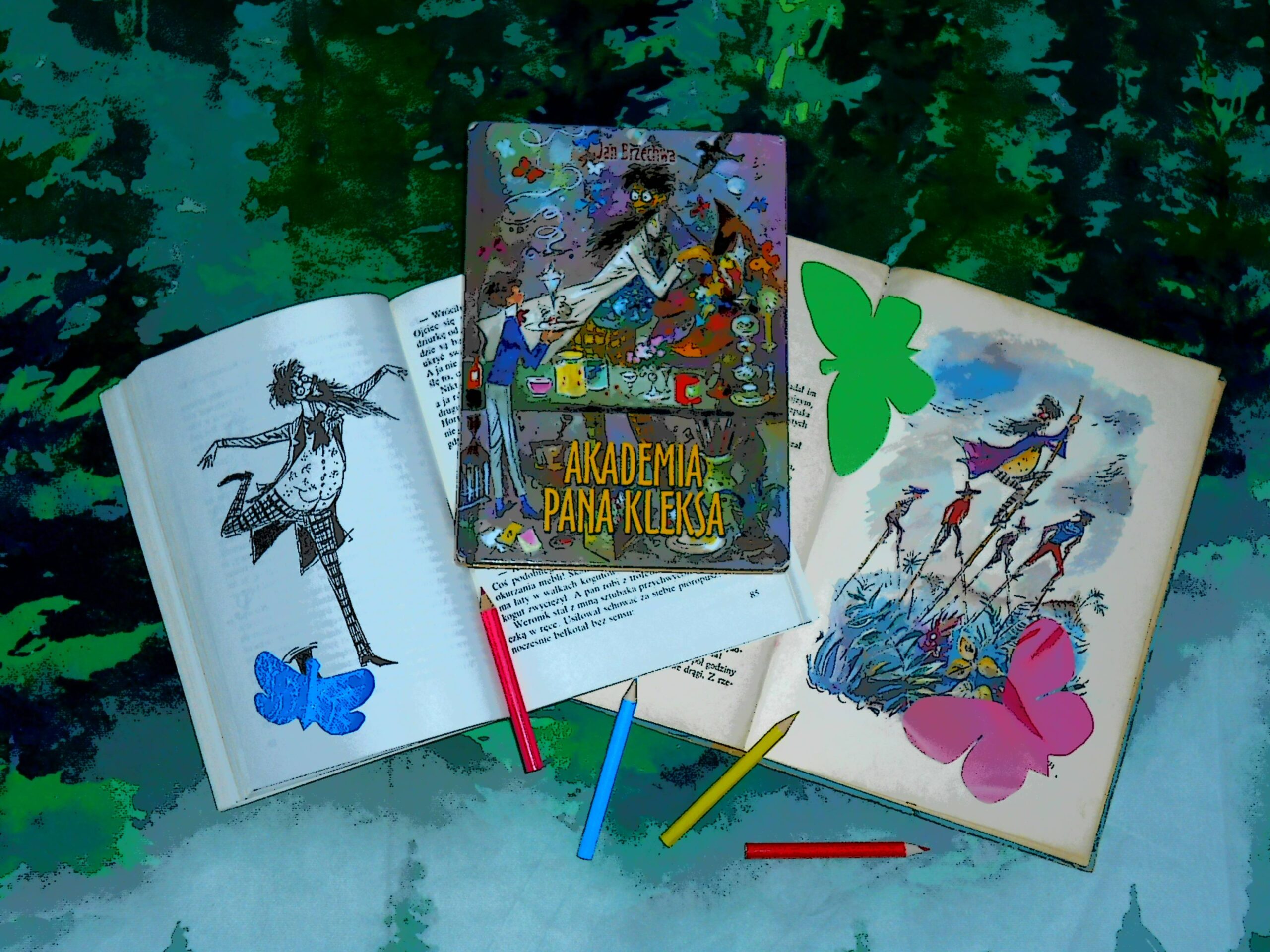 Zdjęcie przedstawia książki z ilustracjami o Panu Kleksie i porozrzucane kredki.