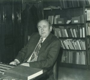 Stanisław Kubiak w swoim gabinecie dyrektora