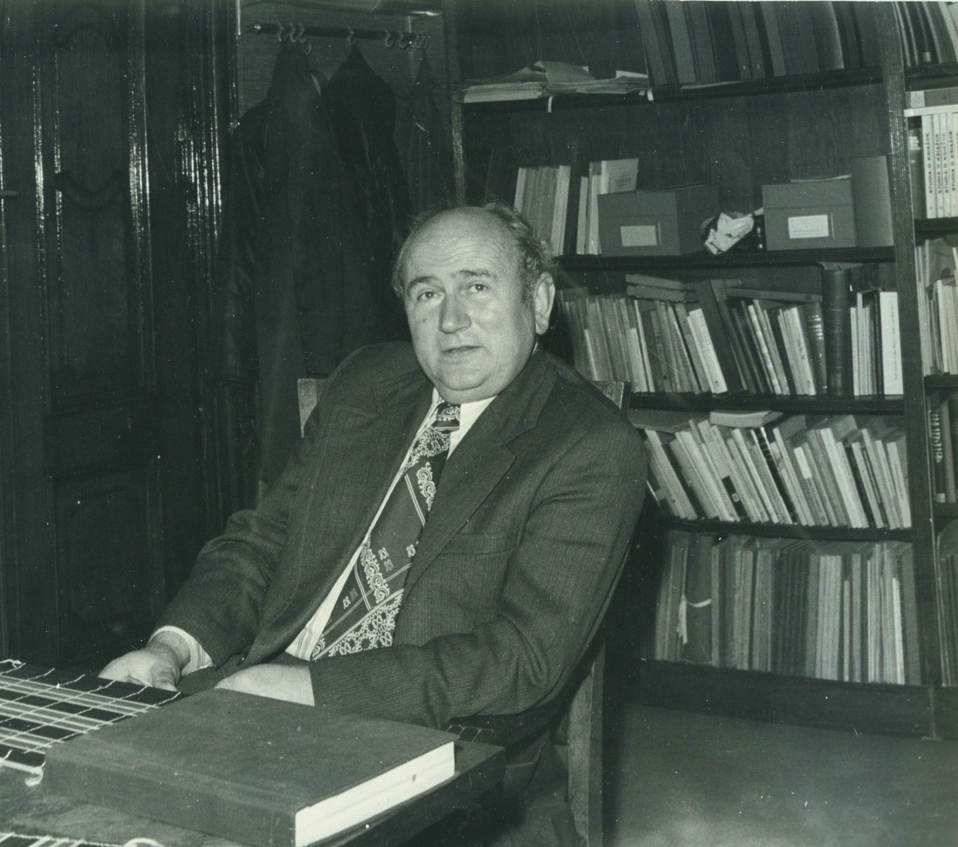 Stanisław Kubiak w swoim gabinecie dyrektora